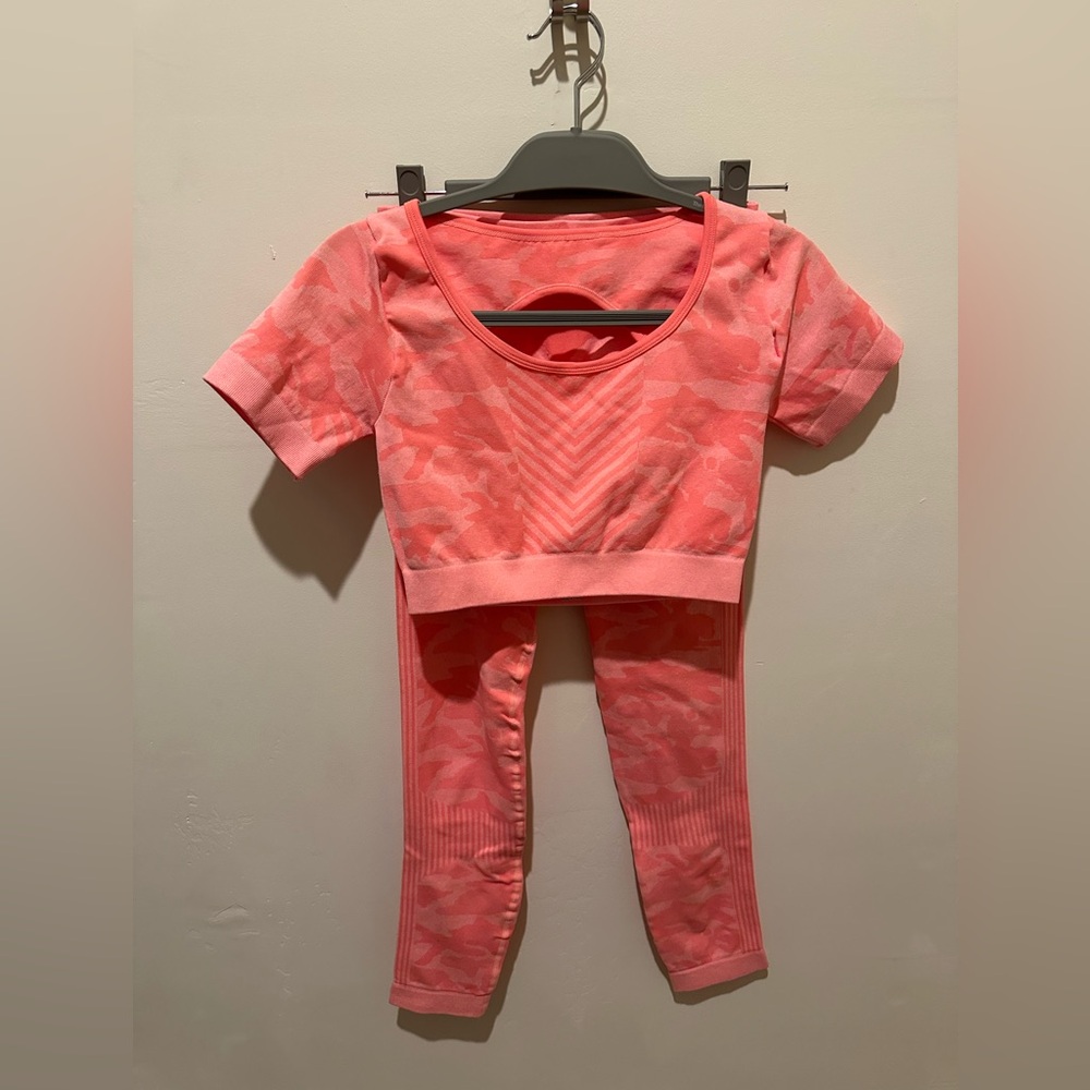 Pink Camo Top and Leggings - Size M (NEW WITHOUT TAGS)